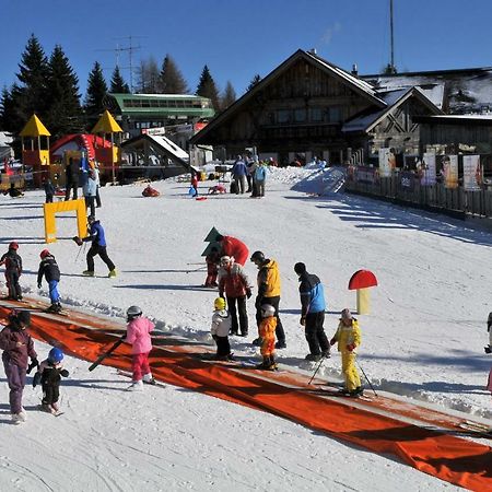 Holiday Home Cumar ツェルクノ エクステリア 写真
